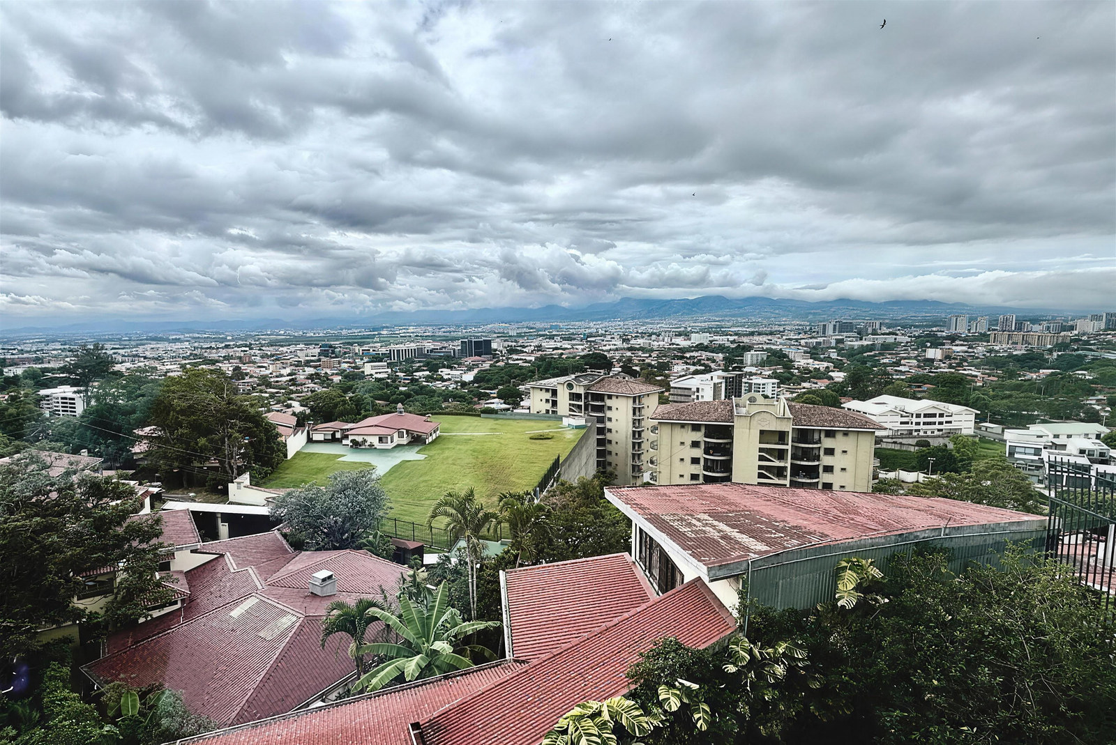Casa de 3 Niveles Remodelada con Vista en Bello Horizonte de Escazú en San Rafael, Escazú, Costa Rica