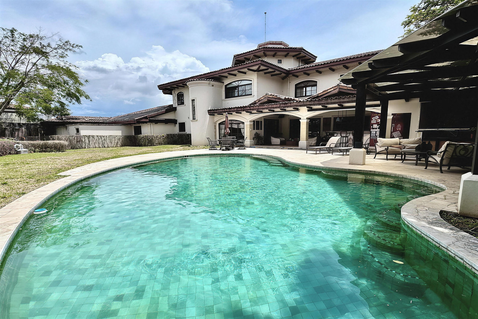 Casa con Piscina en Condominio Exclusivo en Santo Domingo de Heredia en Santo Tomás, Santo Domingo, Costa Rica