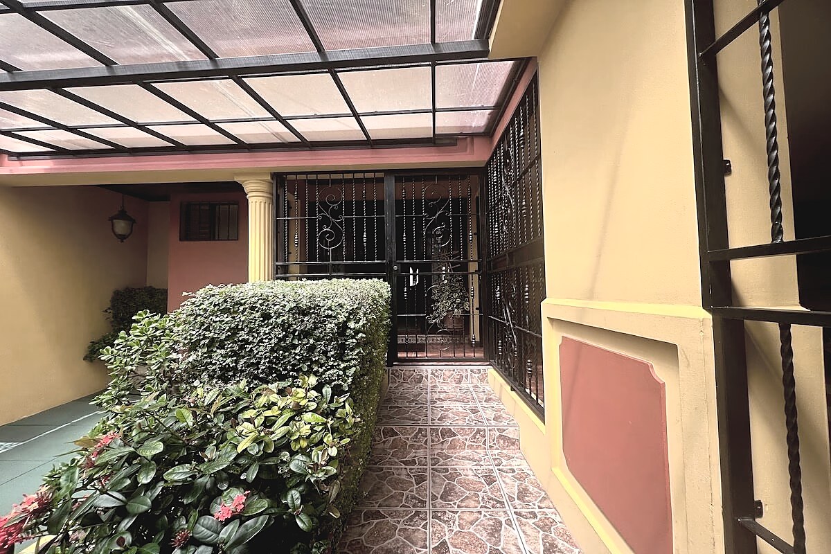 Two Story House in Barrio Los Colegios, Moravia, foto 2 of 30, San Vicente, Moravia, Costa Rica