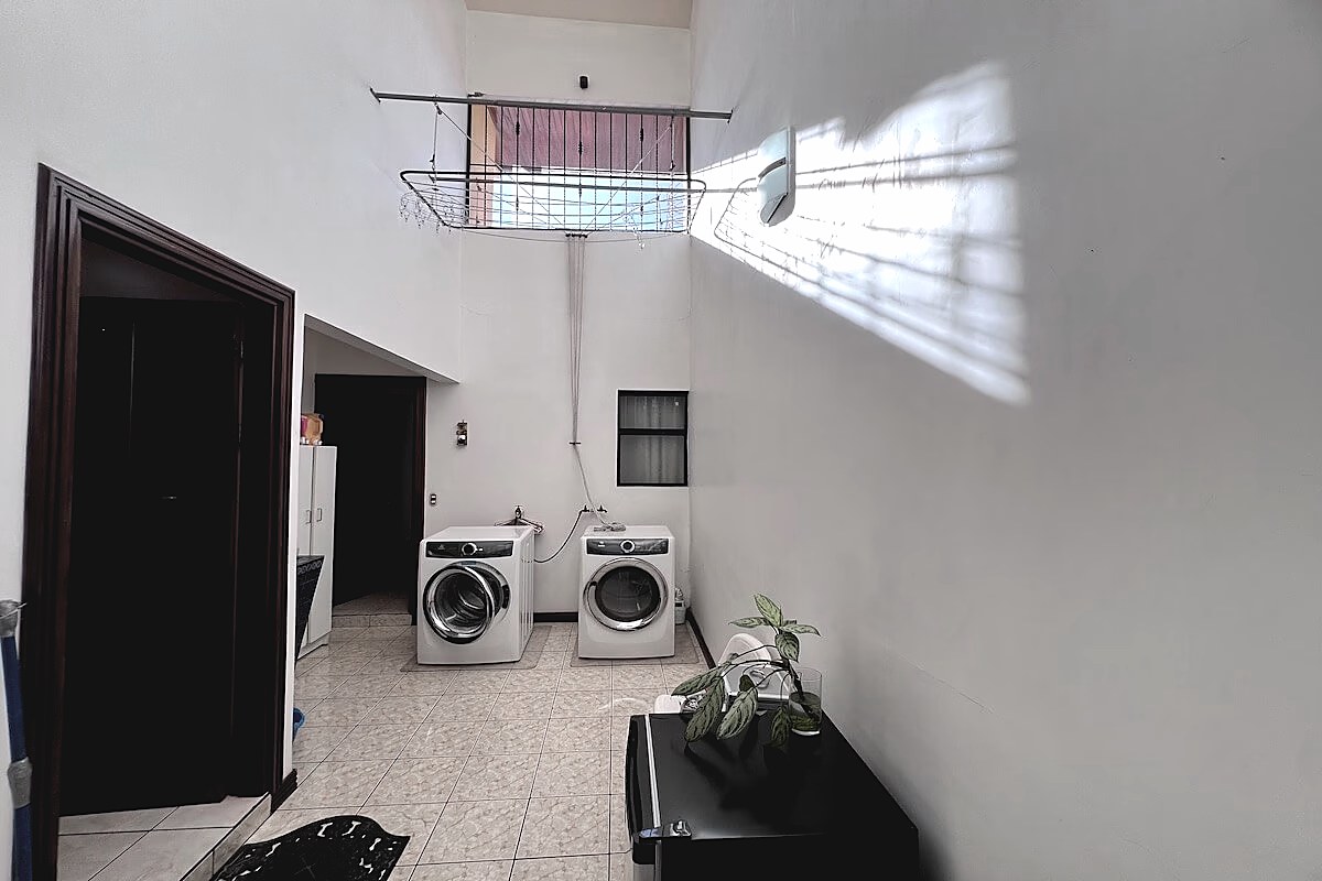 Two Story House in Barrio Los Colegios, Moravia, foto 15 of 30, San Vicente, Moravia, Costa Rica