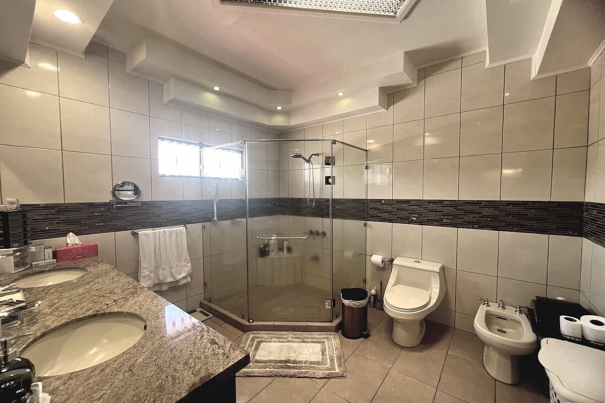 Two Story House in Barrio Los Colegios, Moravia, foto 22 of 30, San Vicente, Moravia, Costa Rica