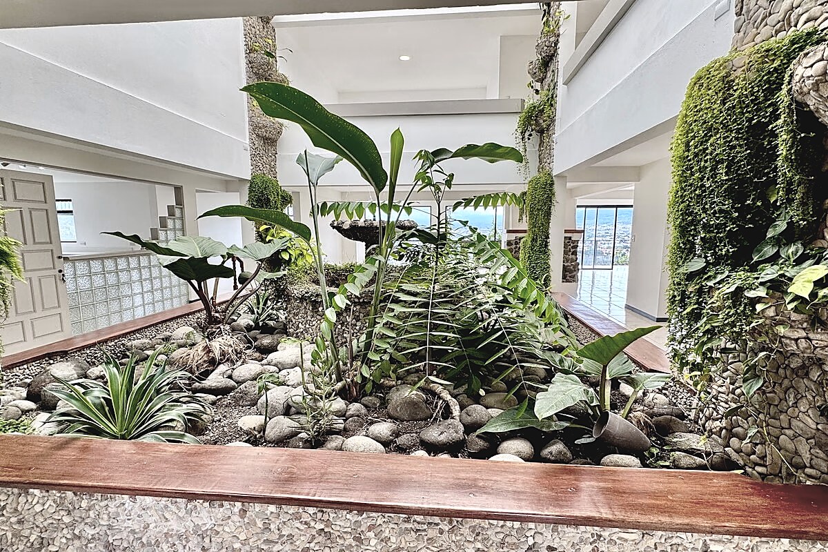 Casa de 3 Niveles Remodelada con Vista en Bello Horizonte de Escazú, foto 4 de 39, San Rafael, Escazú, Costa Rica