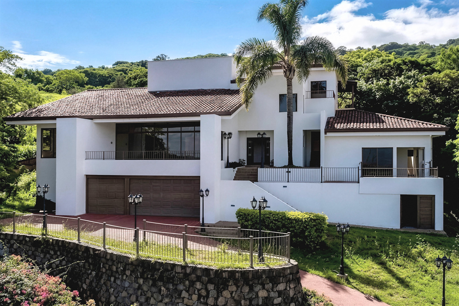 Four Level House with Great View in Los Bambues, Ciudad Colon, foto 2 of 48, Colon, Mora, Costa Rica