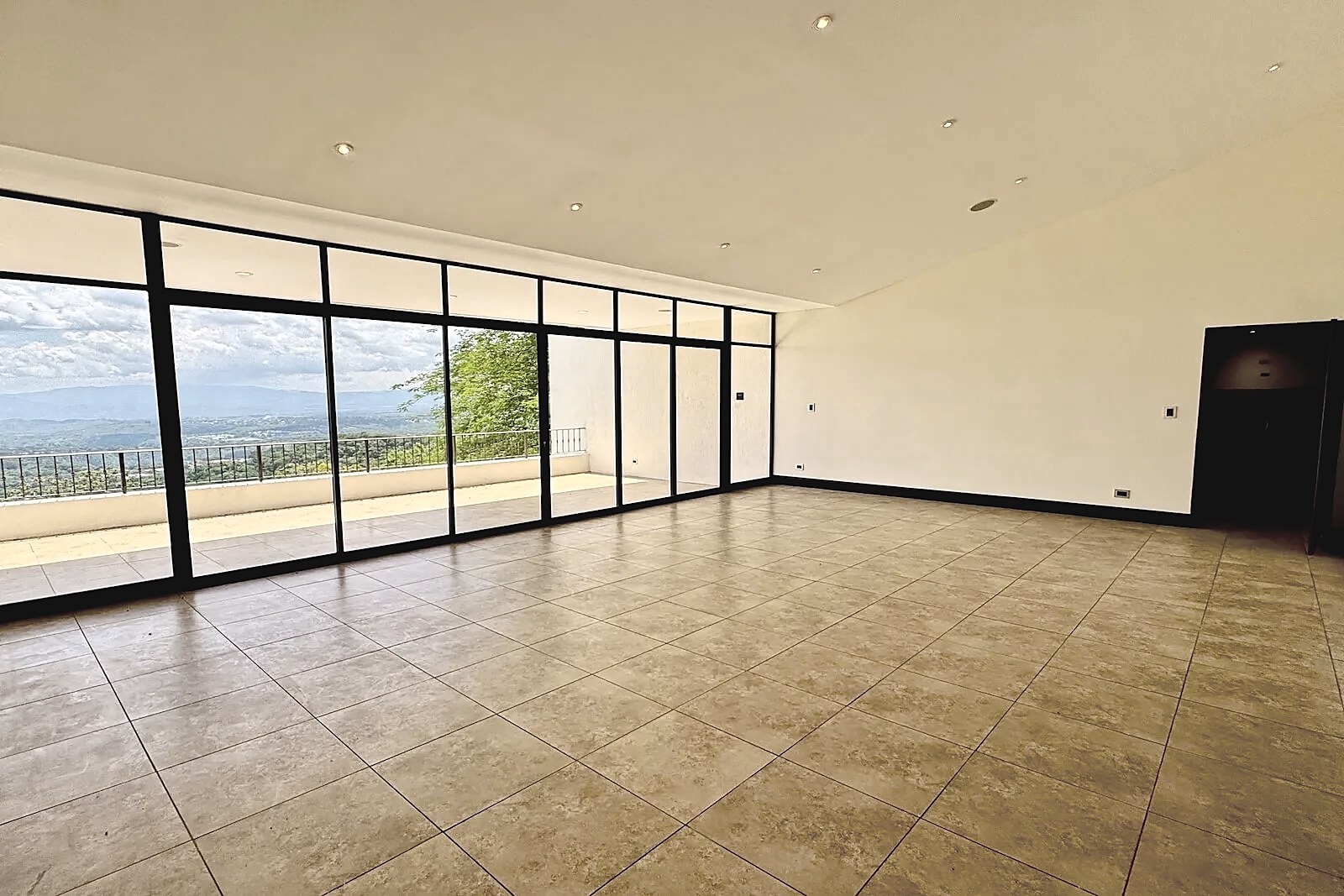 Four Level House with Great View in Los Bambues, Ciudad Colon, foto 7 of 48, Colon, Mora, Costa Rica