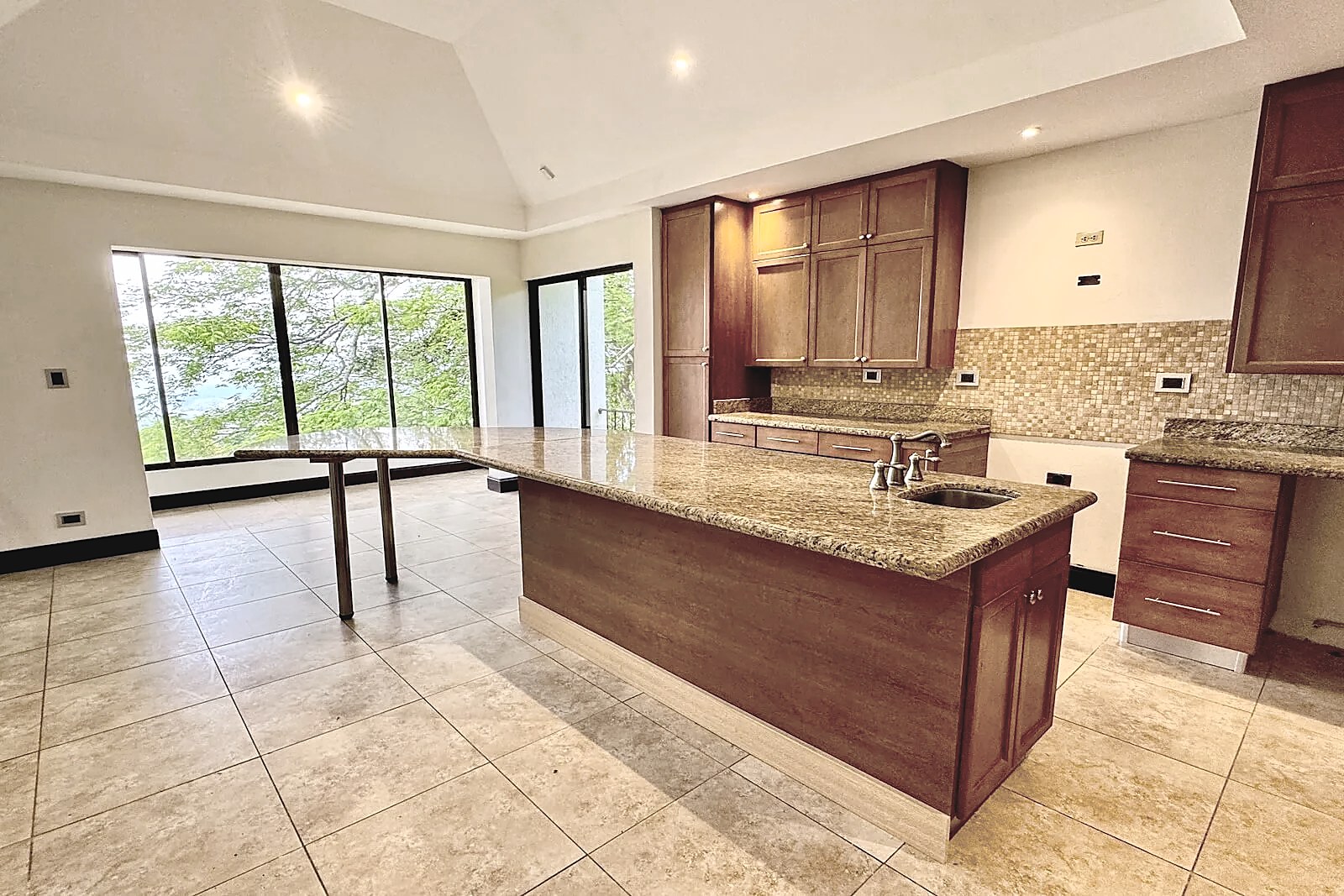 Four Level House with Great View in Los Bambues, Ciudad Colon, foto 14 of 48, Colon, Mora, Costa Rica