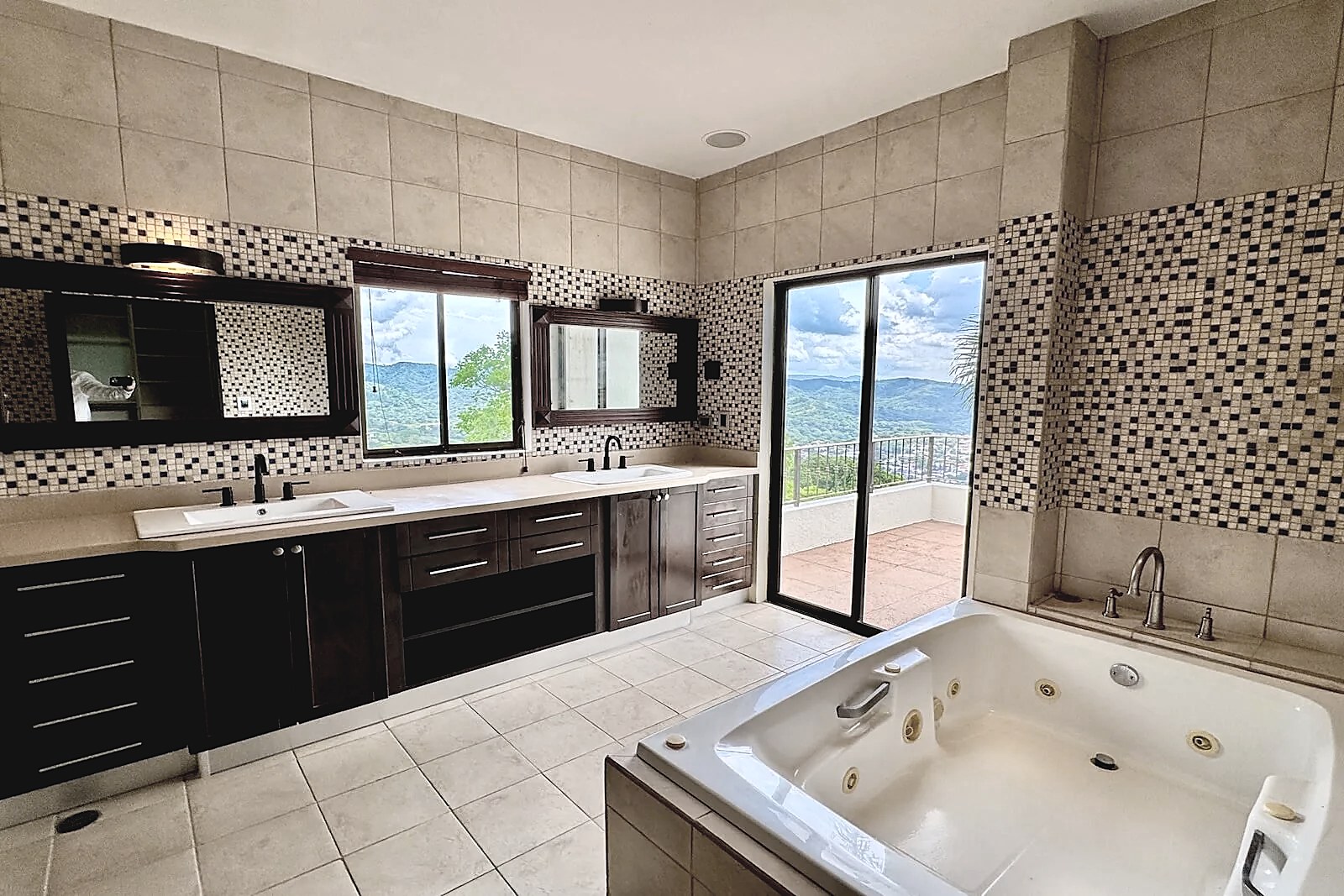Four Level House with Great View in Los Bambues, Ciudad Colon, foto 36 of 48, Colon, Mora, Costa Rica