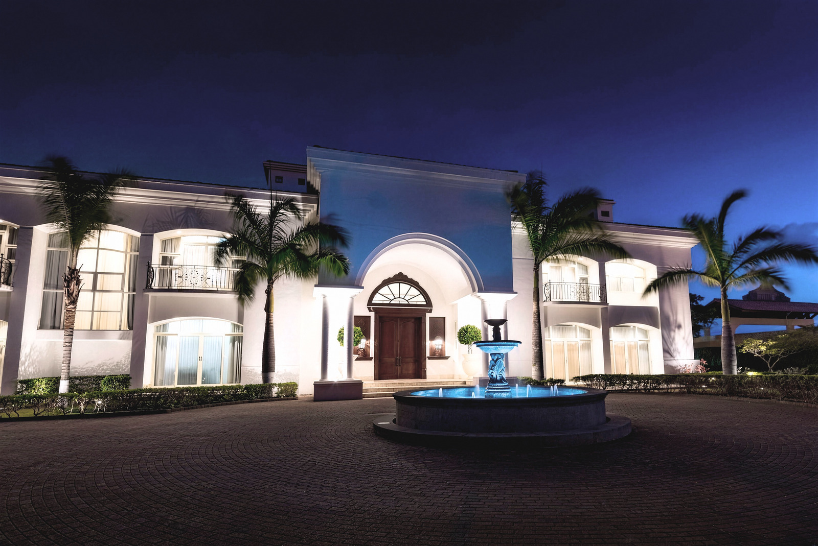 Casa con piscina bajo techo en Ciudad Cariari, Belén, Costa Rica