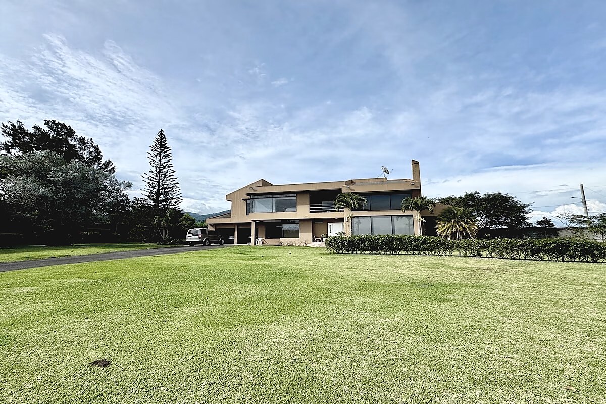Independent House with Large Lot in San Isidro de Heredia, foto 2 of 30, San Isidro, Costa Rica