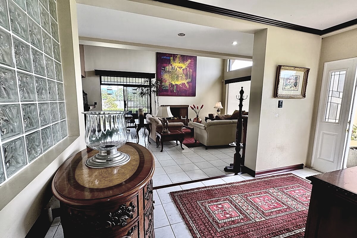 Independent House with Large Lot in San Isidro de Heredia, foto 4 of 30, San Isidro, Costa Rica