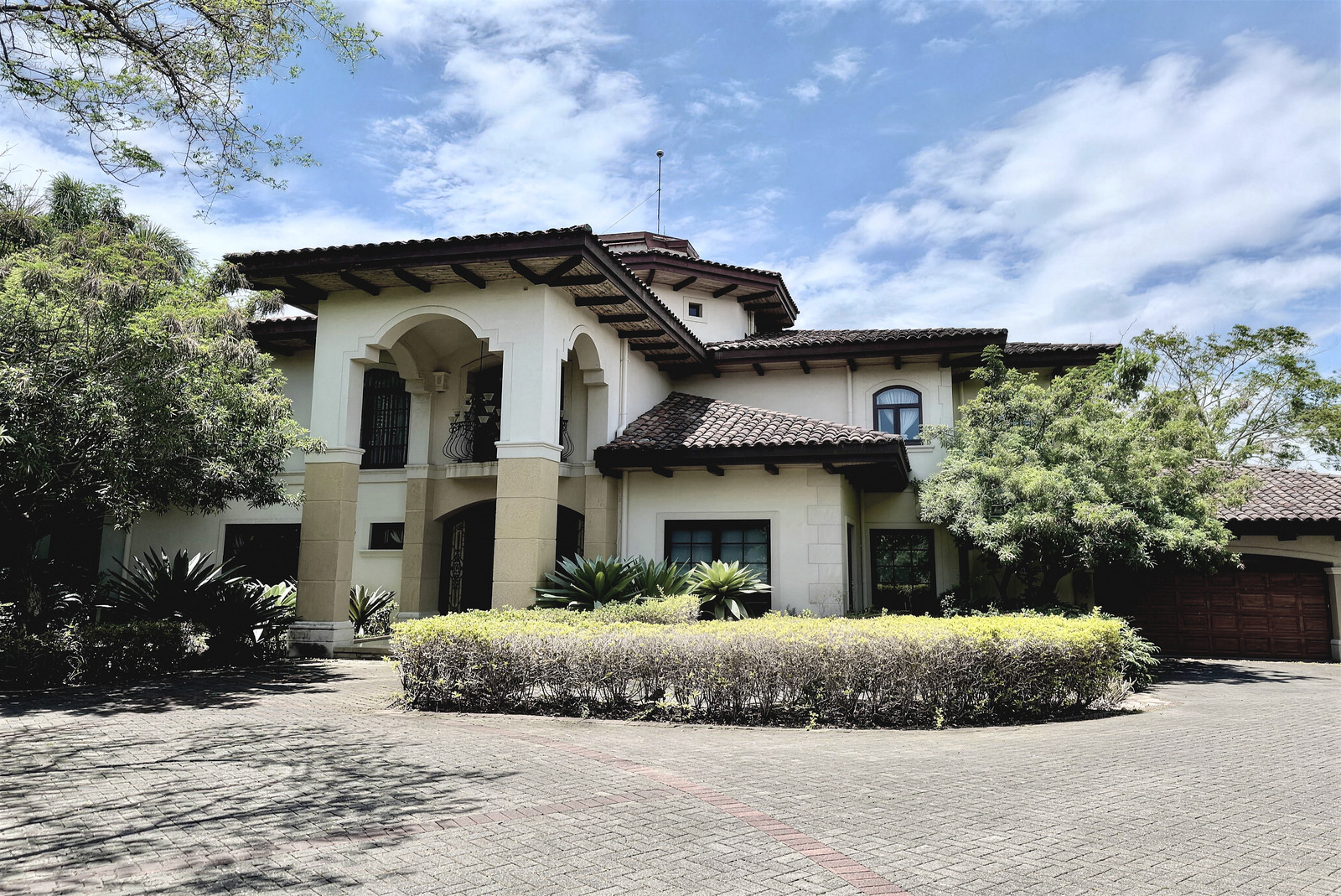 House with Pool in an Exclusive Santo Domingo Community, foto 2 of 48, Santo Tomas, Santo Domingo, Costa Rica